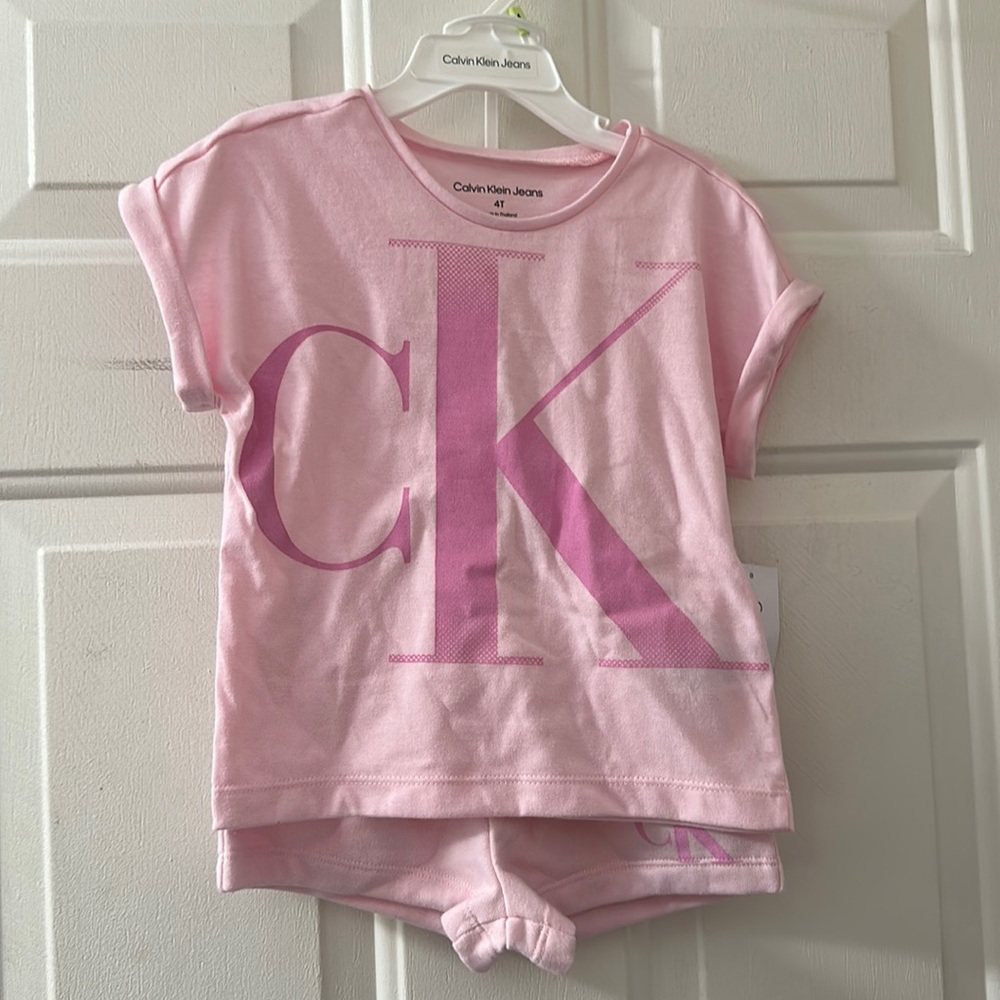 CALVIN KLEIN JEANS TWO PIECE OUTFIT: TEE AND SHORTS: PINK: NWT: SIZE 4T